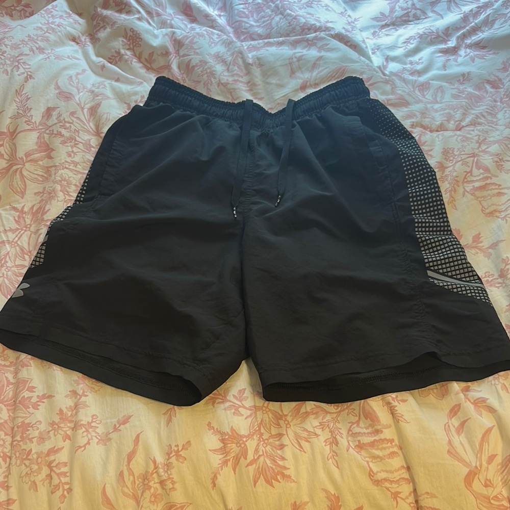 Men’s Under Armor Black Athletic Shorts with Patterned Sides